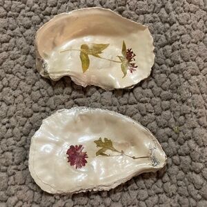 Source Unknown Floral Shell Art in Cream and Red